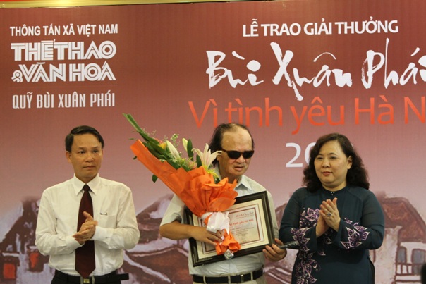 Nghệ sĩ guitar Văn Vượng nhận Giải thưởng Lớn - Vì tình yêu Hà Nội 2012